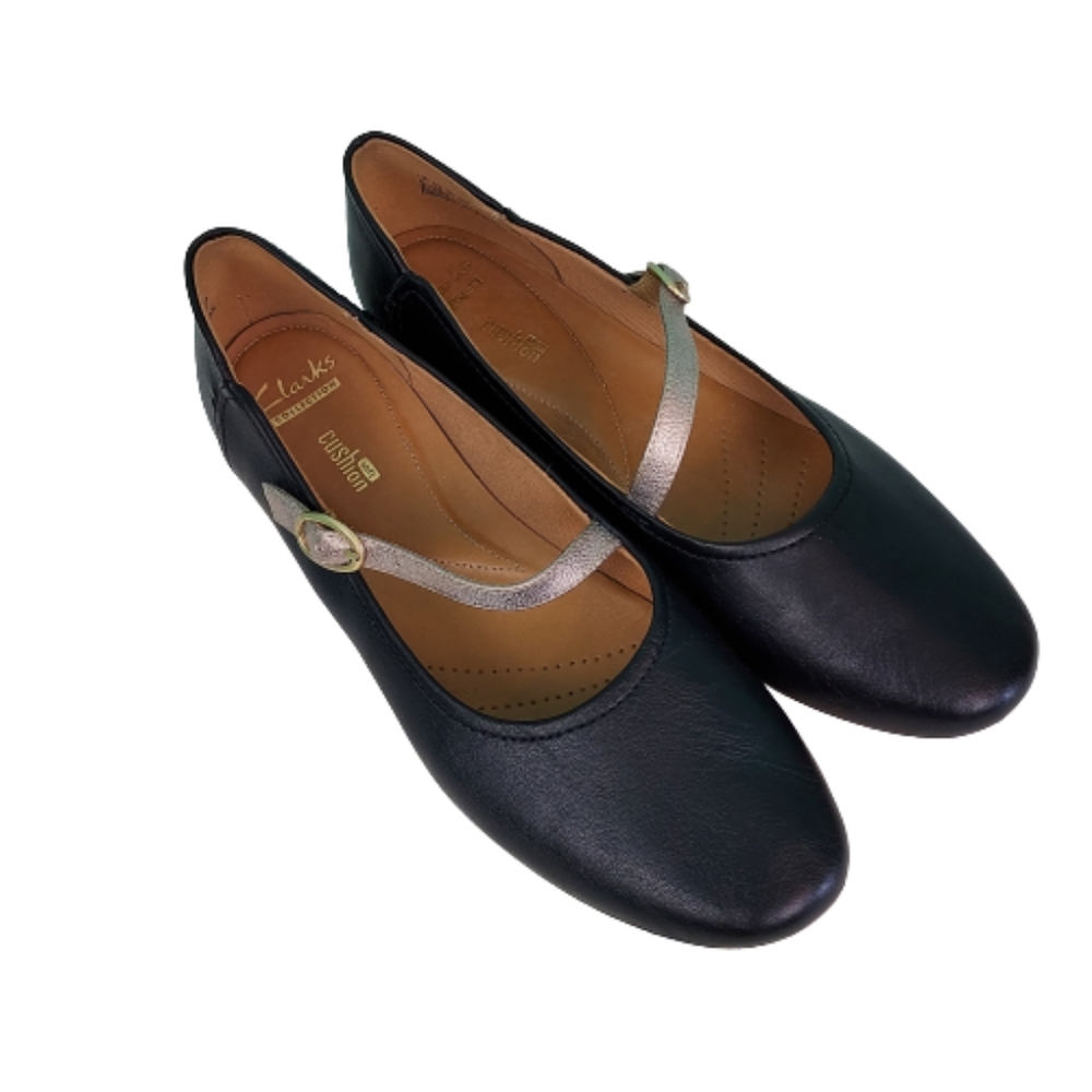 Clarks flats, women's size 9.5, black.